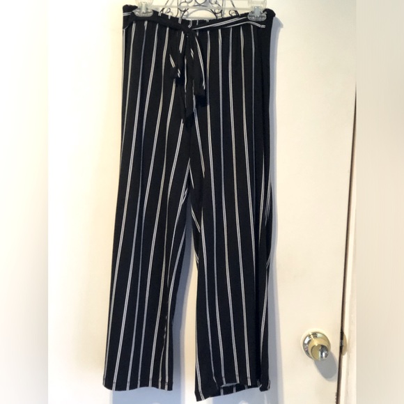 MAXINE NICHOLS Pants - MAXINE NICHOLS WOMEN’S BLACK AND WHITE PANTS/ TIE WAIST ATTACHED TO PANTS SIZE M